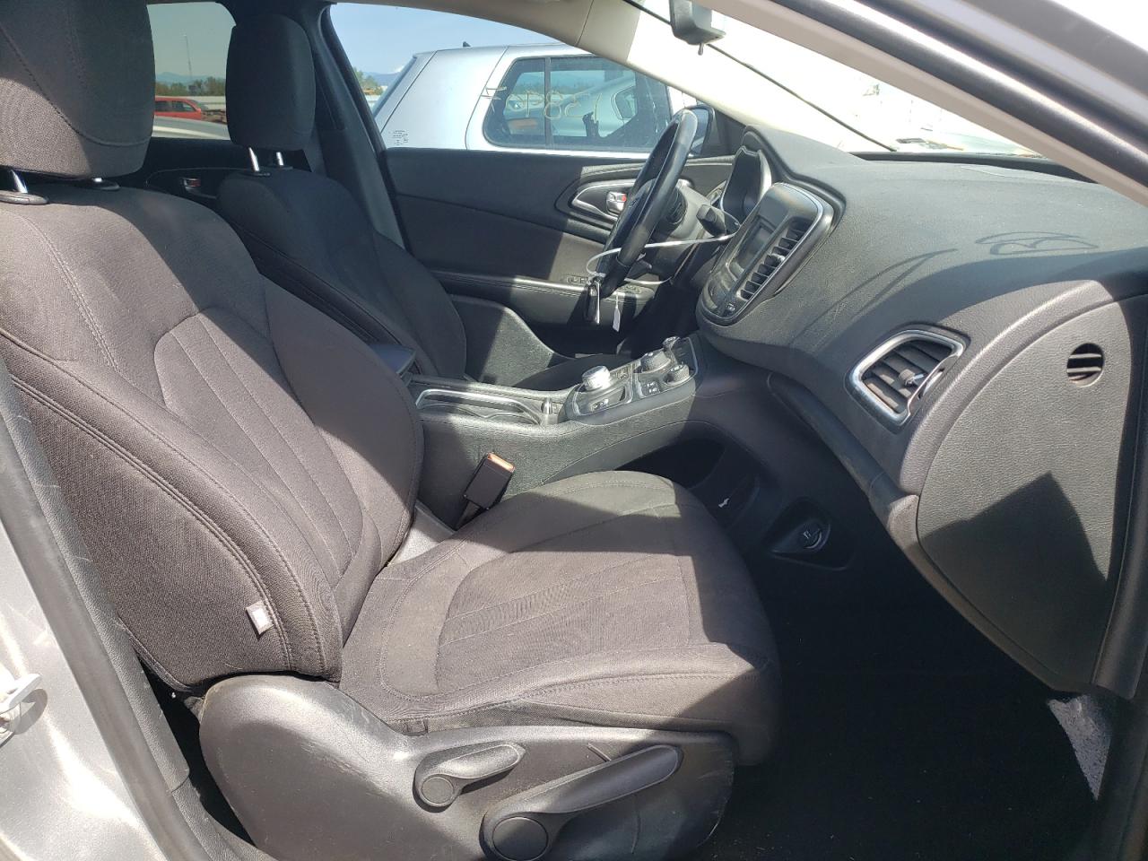 Photo 5 from auction – 2015 CHRYSLER 200 LIMITE with VIN 1C3CCCAB4FN666493