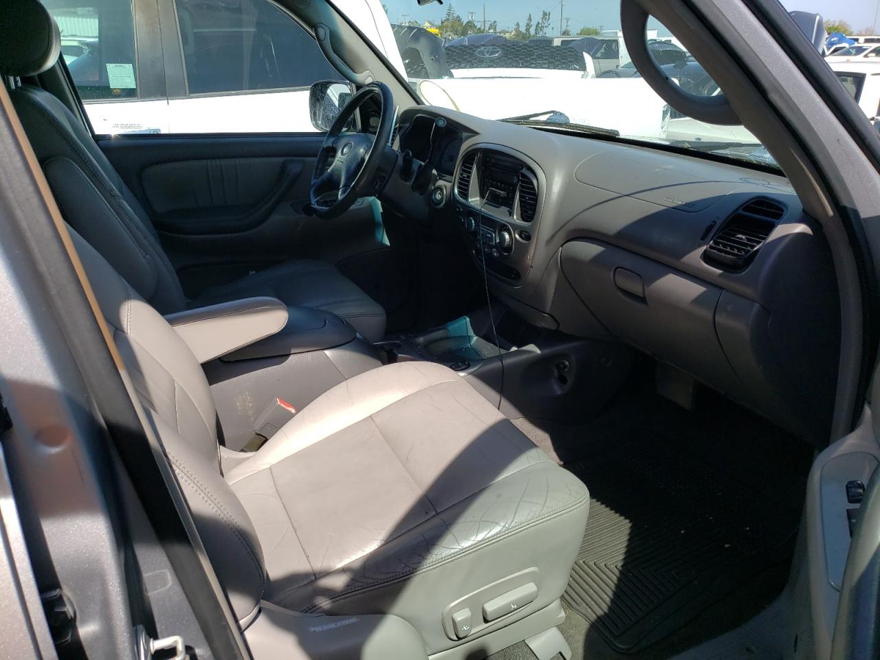 Photo 5 from auction – 2002 TOYOTA SEQUOIA LI with VIN 5TDZT38A02S095477
