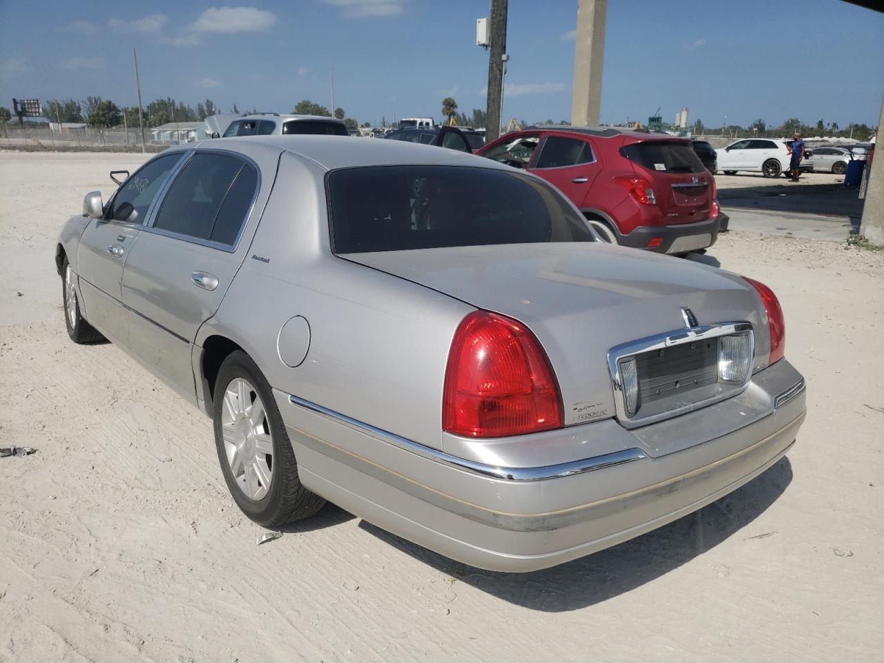 Photo 3 from auction – 2011 LINCOLN TOWN CAR E with VIN 2LNBL8EV0BX762926