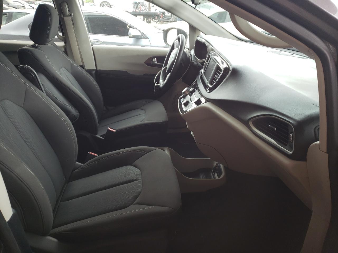 Photo 5 from auction – 2020 CHRYSLER VOYAGER LX with VIN 2C4RC1CG8LR102945