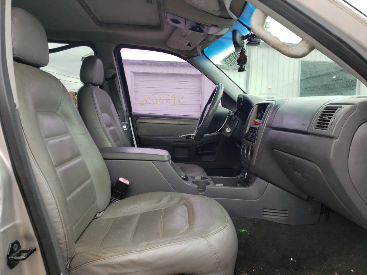 Photo 5 from auction – 2005 FORD EXPLORER X with VIN 1FMZU73W75UA57859