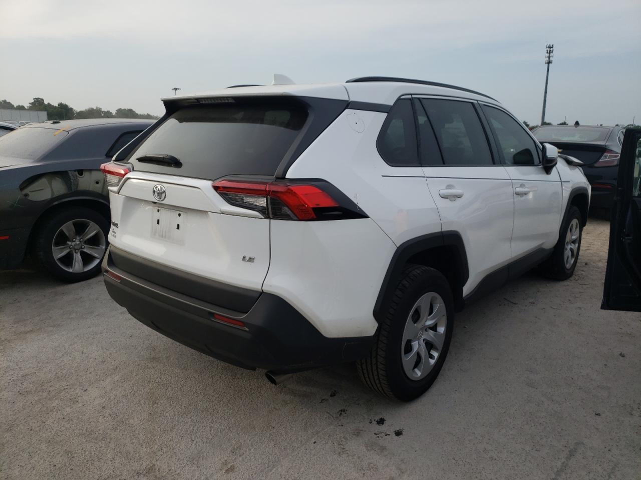 Photo 4 from auction – 2019 TOYOTA RAV4 LE with VIN 2T3K1RFV4KC033127