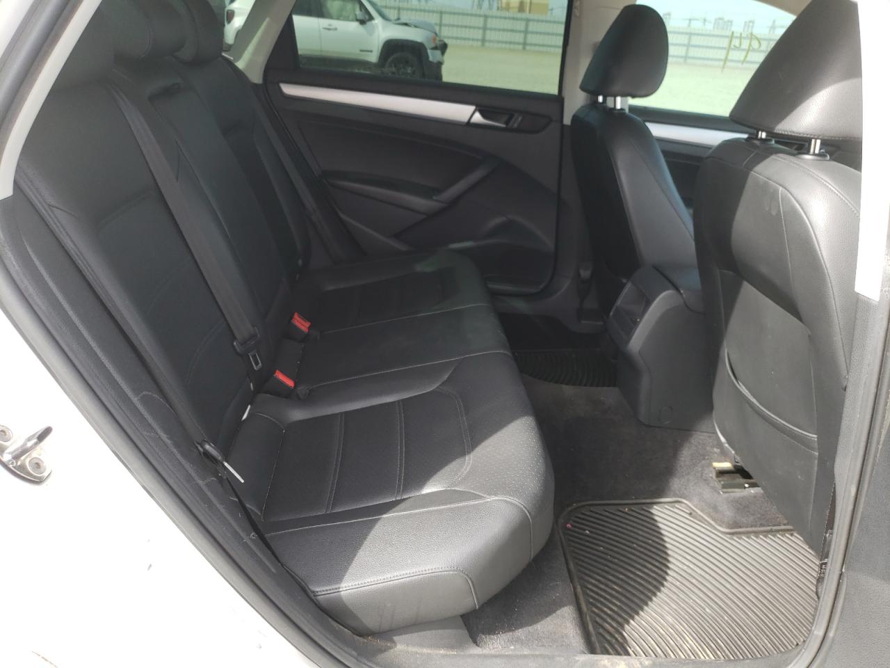 Photo 6 from auction – 2012 VOLKSWAGEN PASSAT SE with VIN 1VWBP7A33CC076107