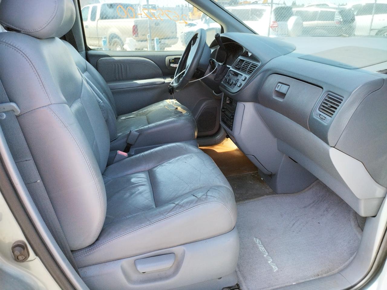 Photo 5 from auction – 2000 TOYOTA SIENNA LE with VIN 4T3ZF13C2YU257783