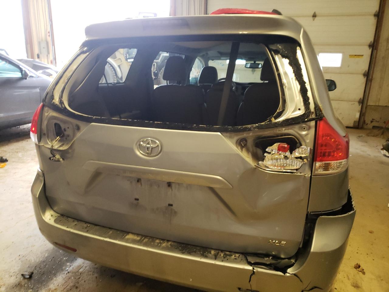 Photo 9 from auction – 2012 TOYOTA SIENNA XLE with VIN 5TDYK3DC4CS189899