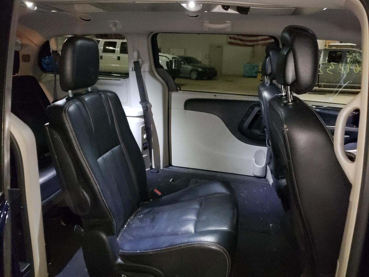 Photo 6 from auction – 2015 CHRYSLER TOWN & COU with VIN 2C4RC1CG0FR578627