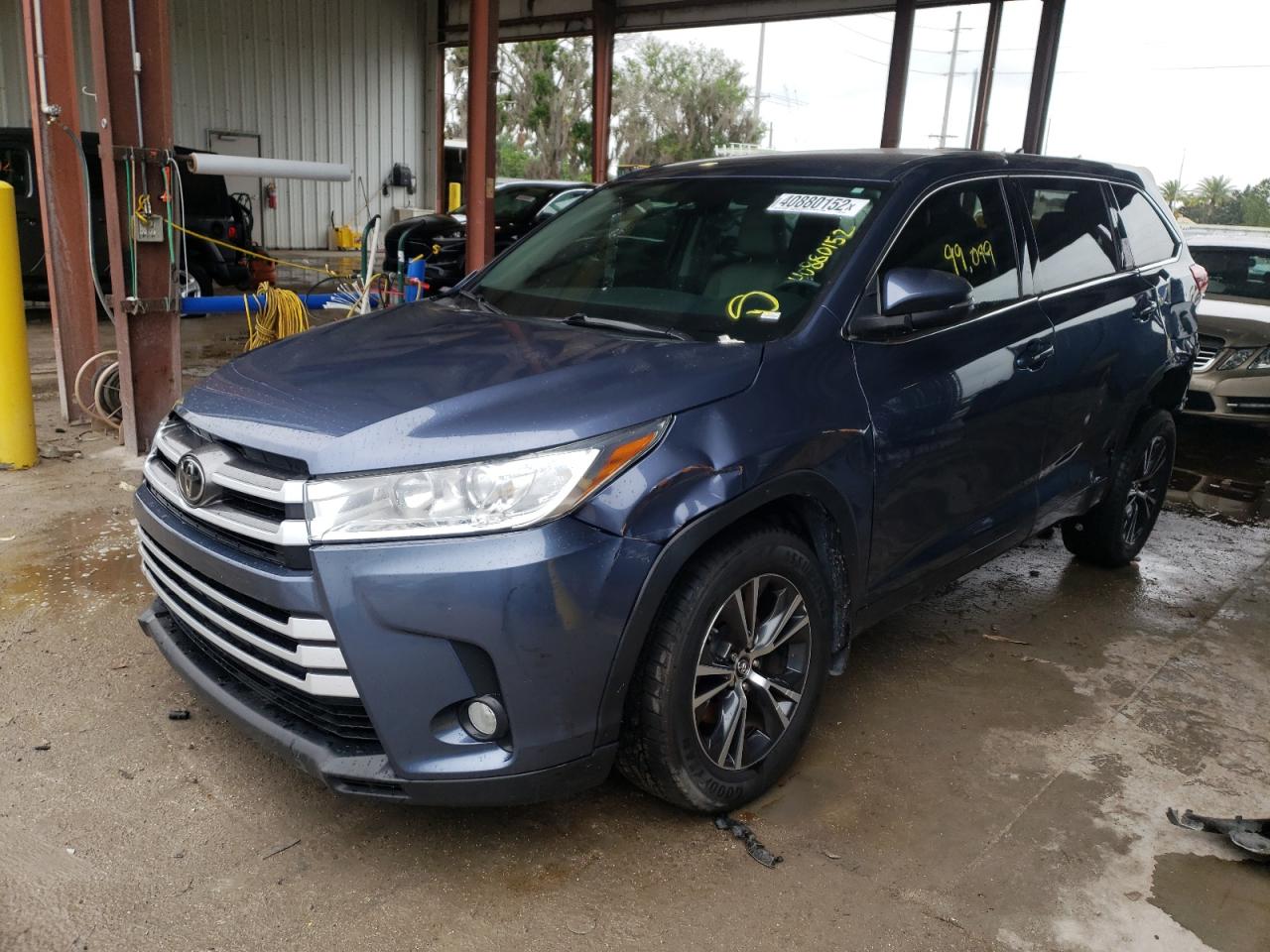 Photo 2 from auction – 2017 TOYOTA HIGHLANDER with VIN 5TDZZRFH5HS201710