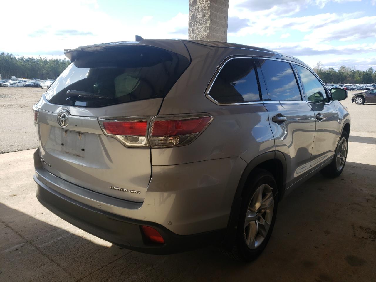 Photo 4 from auction – 2016 TOYOTA HIGHLANDER with VIN 5TDDKRFH9GS335231