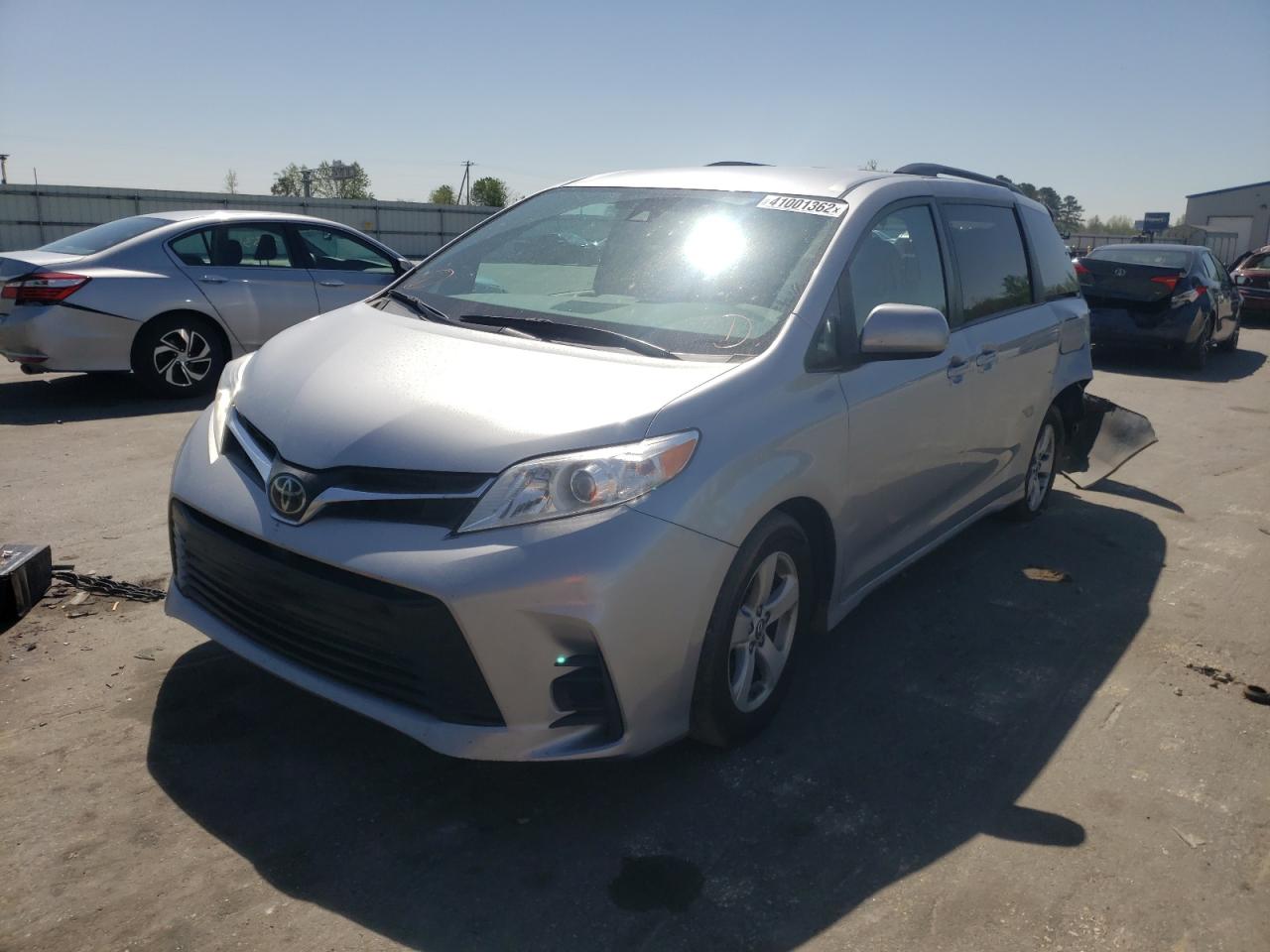 Photo 2 from auction – 2018 TOYOTA SIENNA LE with VIN 5TDKZ3DC0JS907026
