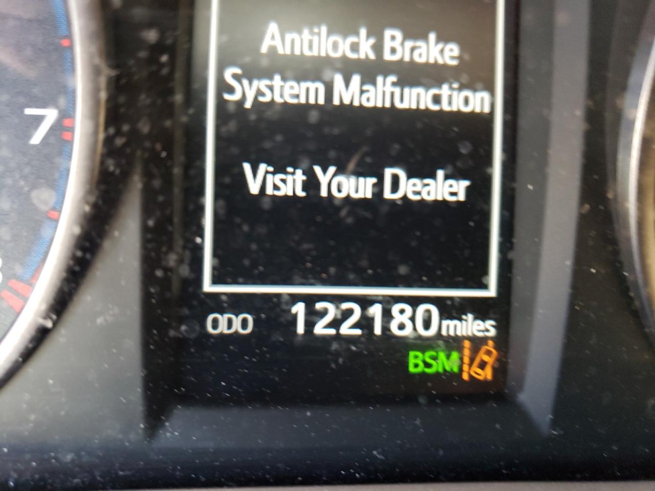 Photo 8 from auction – 2017 TOYOTA RAV4 XLE with VIN JTMWFREV6HJ719082