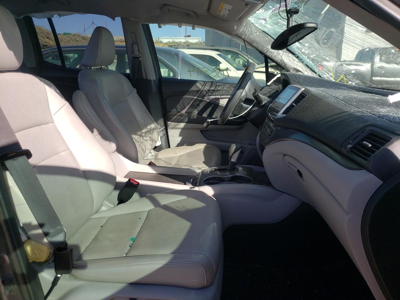 Photo 5 from auction – 2017 HONDA RIDGELINE with VIN 5FPYK3F63HB002971