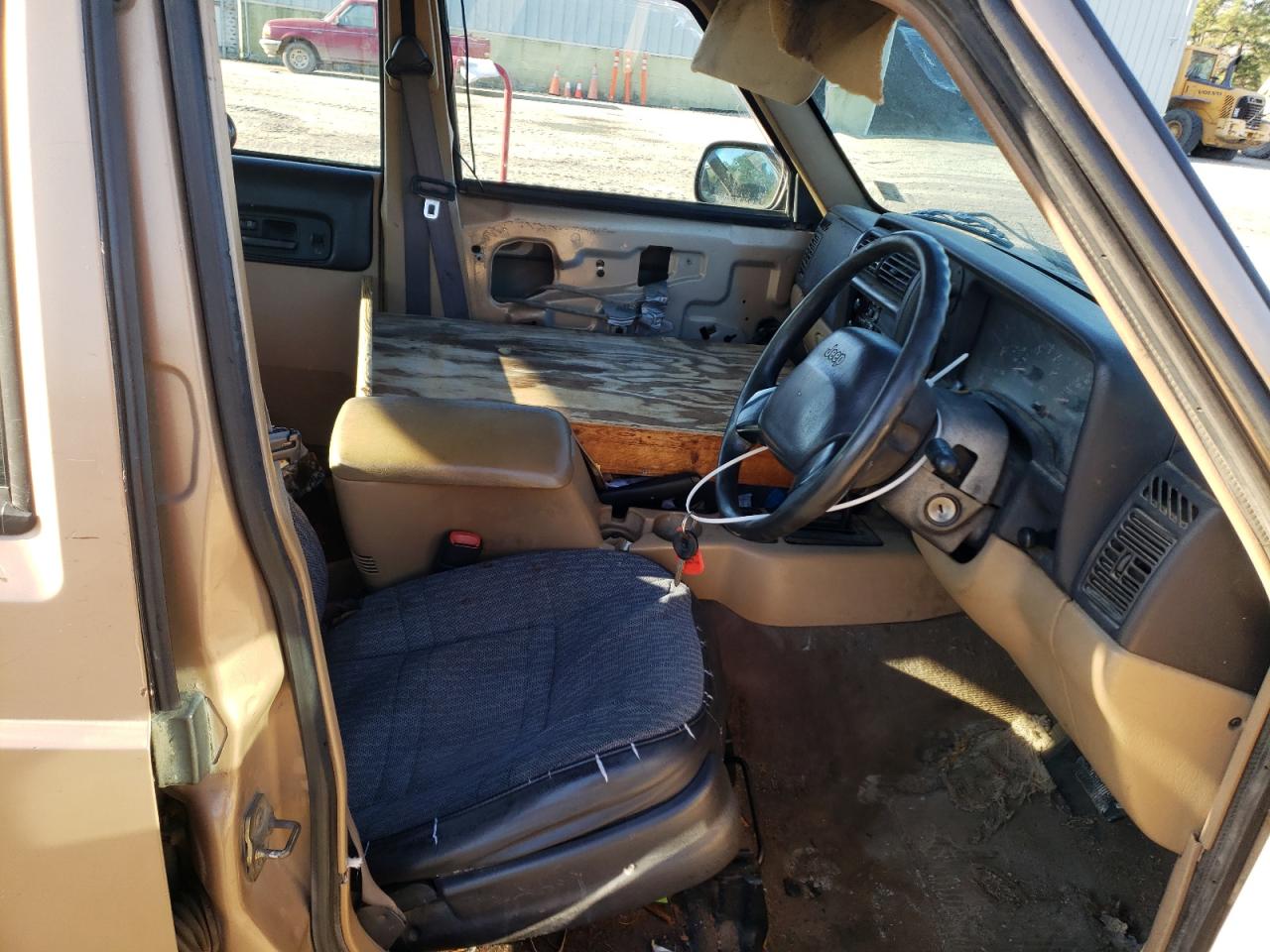 Photo 5 from auction – 2000 JEEP CHEROKEE S with VIN 1J4FN28S4YL187115