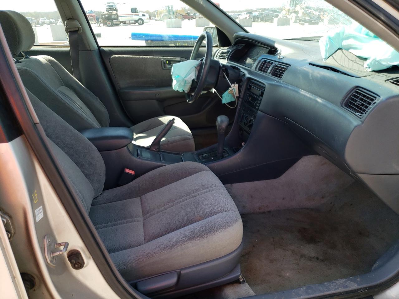 Photo 5 from auction – 2001 TOYOTA CAMRY CE with VIN 4T1BG22K11U096533