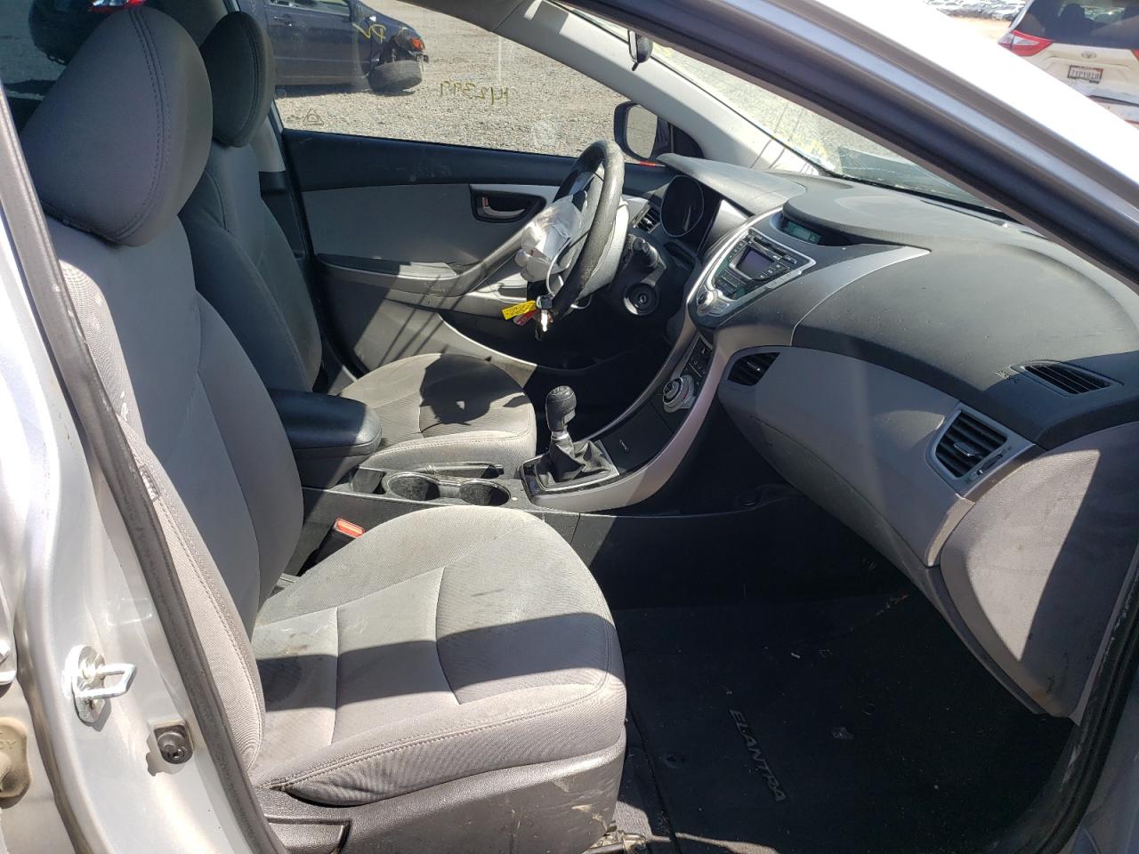 Photo 5 from auction – 2012 HYUNDAI ELANTRA GL with VIN 5NPDH4AE1CH147799
