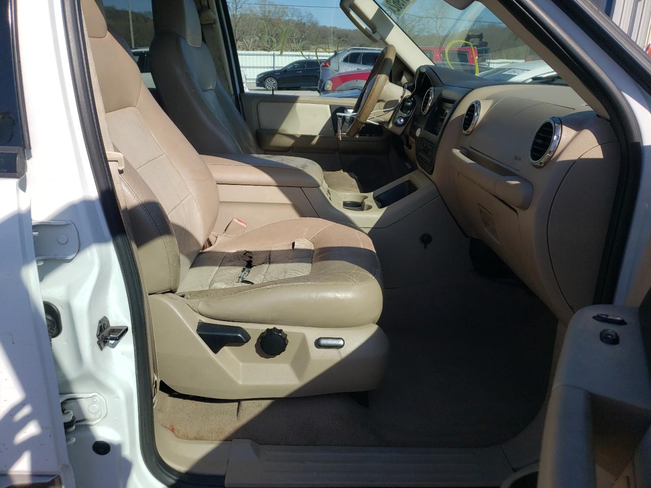 Photo 5 from auction – 2004 FORD EXPEDITION with VIN 1FMFU17L54LA74924