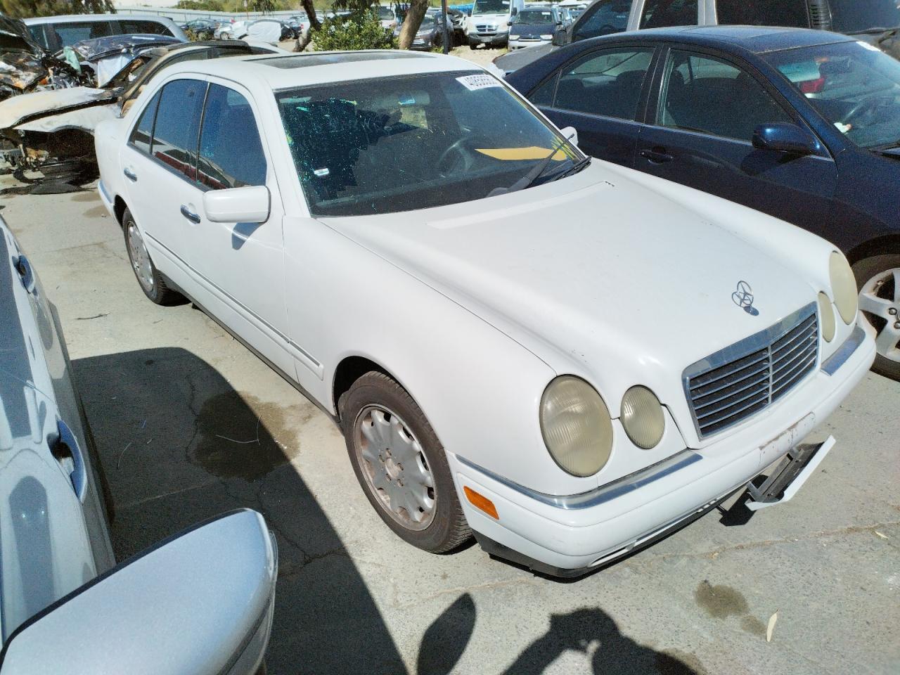MERCEDES-BENZ E 320 1998 with VIN WDBJF65F6WA557662 - Photo from auction