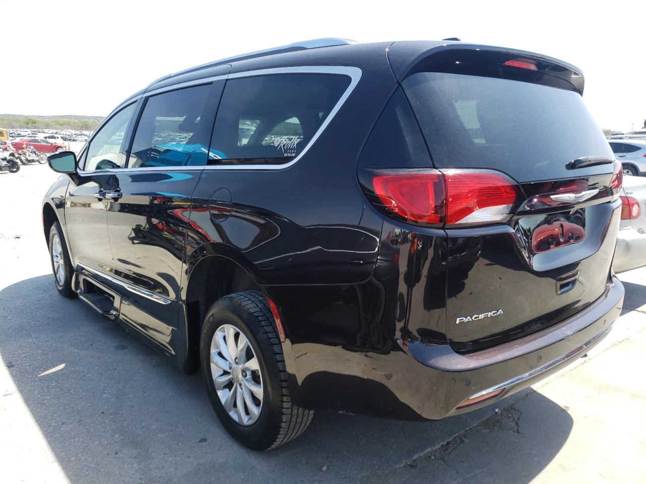 Photo 3 from auction – 2018 CHRYSLER PACIFICA T with VIN 2C4RC1EGXJR183277