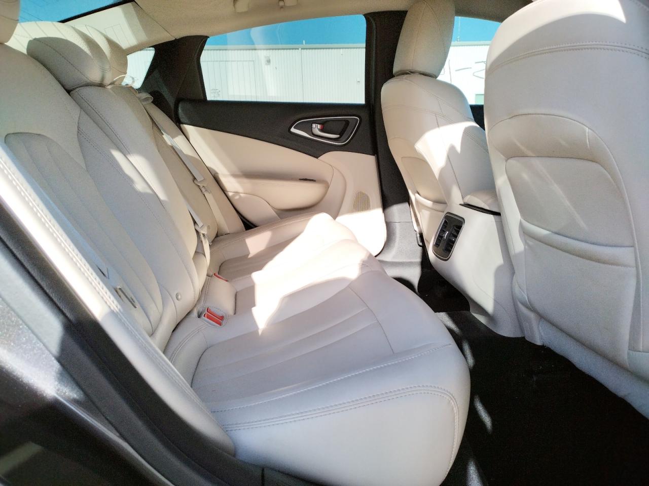 Photo 6 from auction – 2015 CHRYSLER 200 C with VIN 1C3CCCCG7FN519657