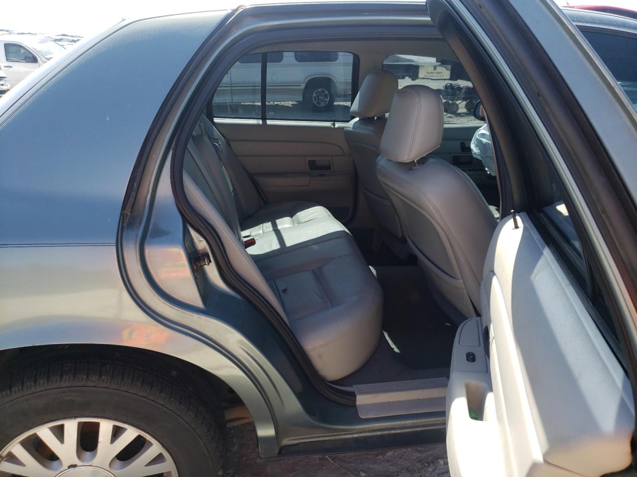 Photo 6 from auction – 2005 FORD CROWN VICT with VIN 2FAFP74W65X168690