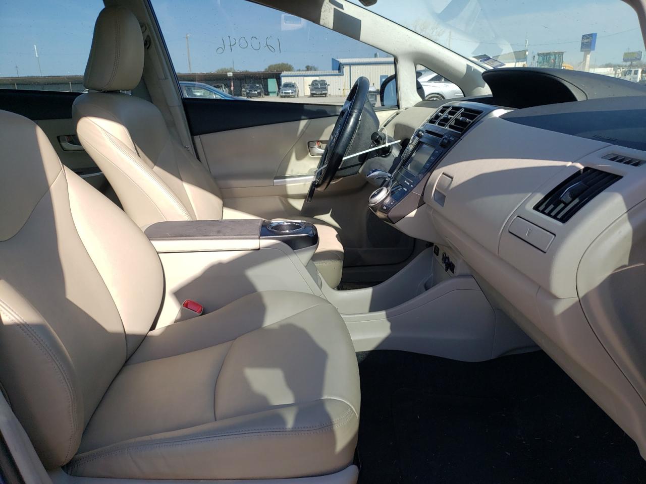 Photo 5 from auction – 2013 TOYOTA PRIUS V with VIN JTDZN3EU8D3214745