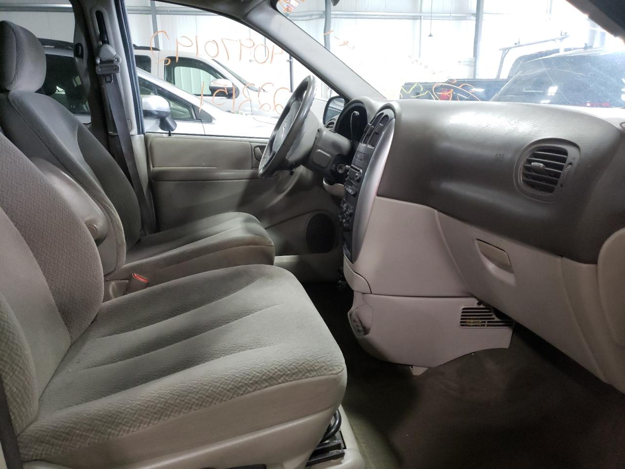 Photo 5 from auction – 2005 CHRYSLER TOWN & COU with VIN 2C4GP54L05R370342