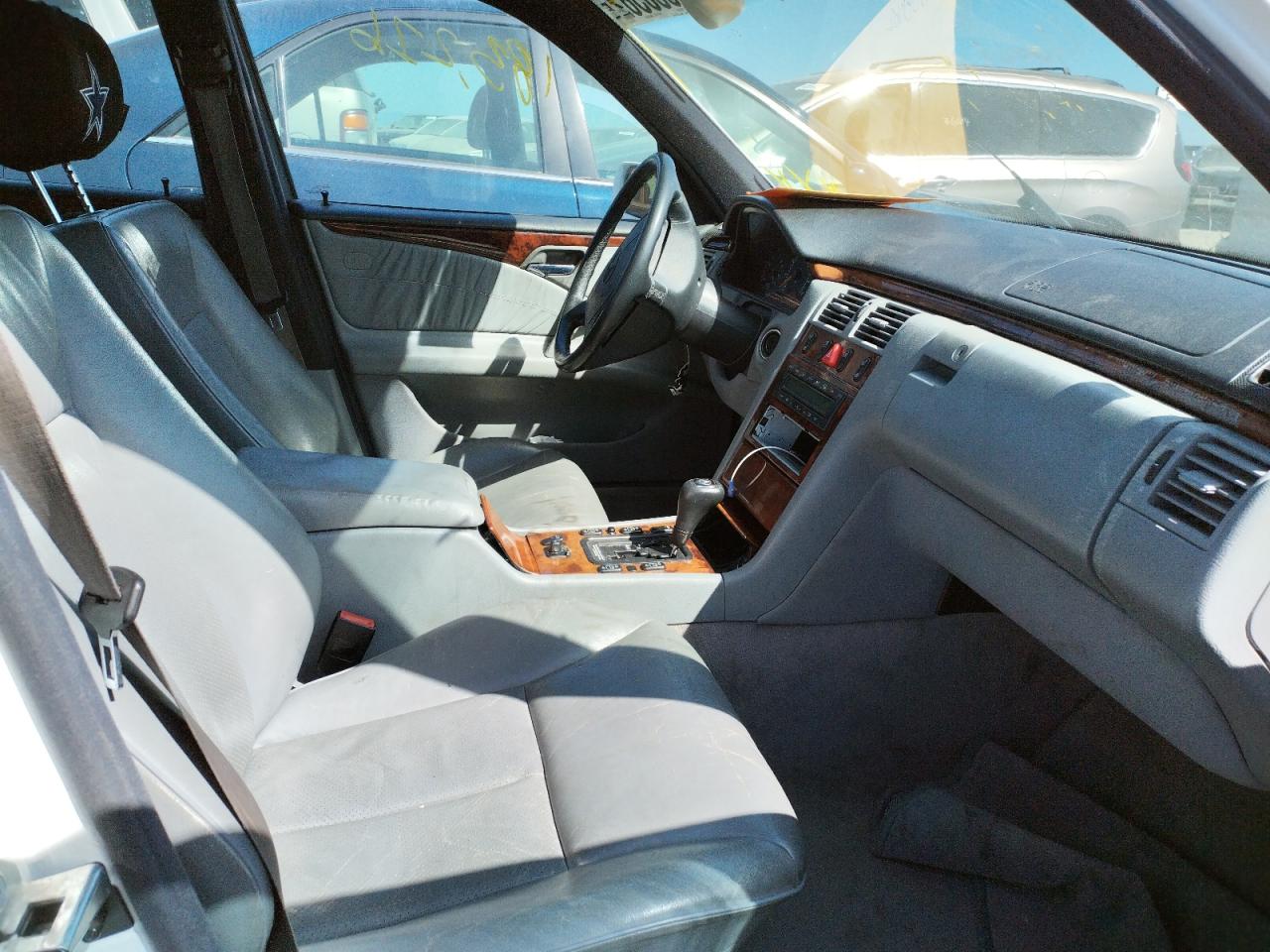 Photo 5 from auction – 1998 MERCEDES-BENZ E 320 with VIN WDBJF65F6WA557662