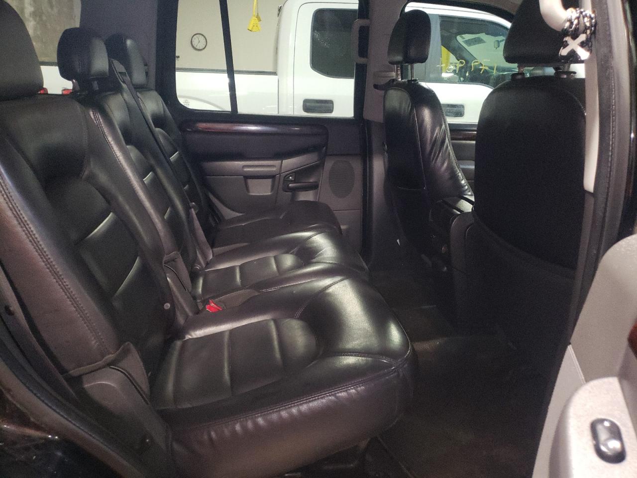 Photo 6 from auction – 2004 FORD EXPLORER L with VIN 1FMZU85WX4UA65441