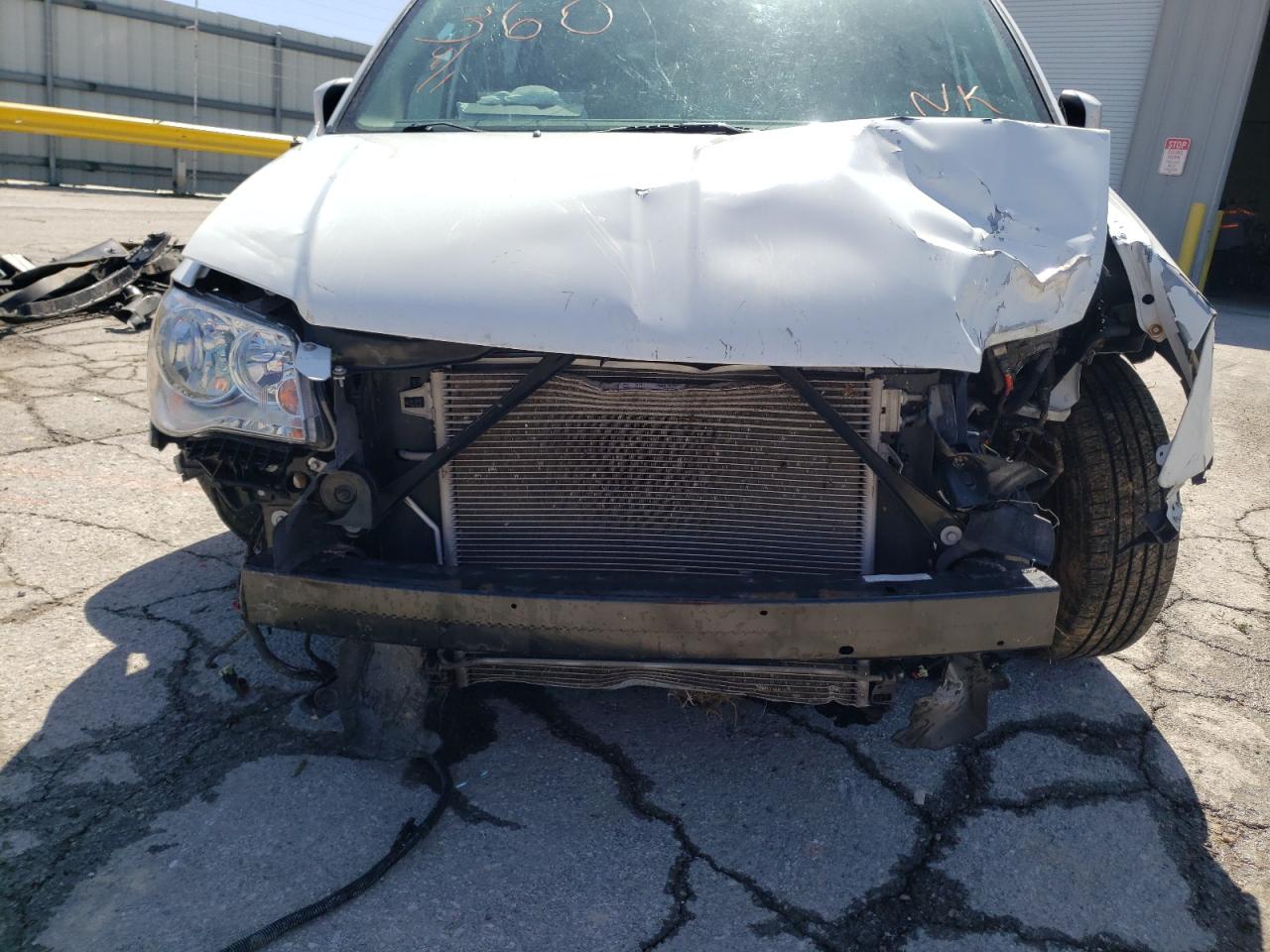 Photo 9 from auction – 2014 CHRYSLER TOWN & COU with VIN 2C4RC1BG4ER374493