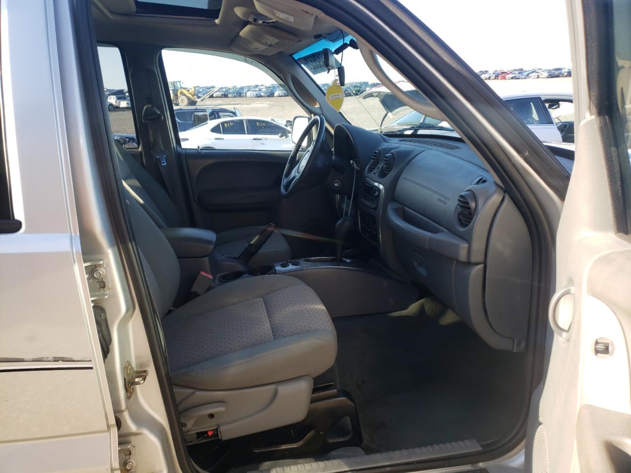 Photo 5 from auction – 2005 JEEP LIBERTY RE with VIN 1J4GL38K45W724964
