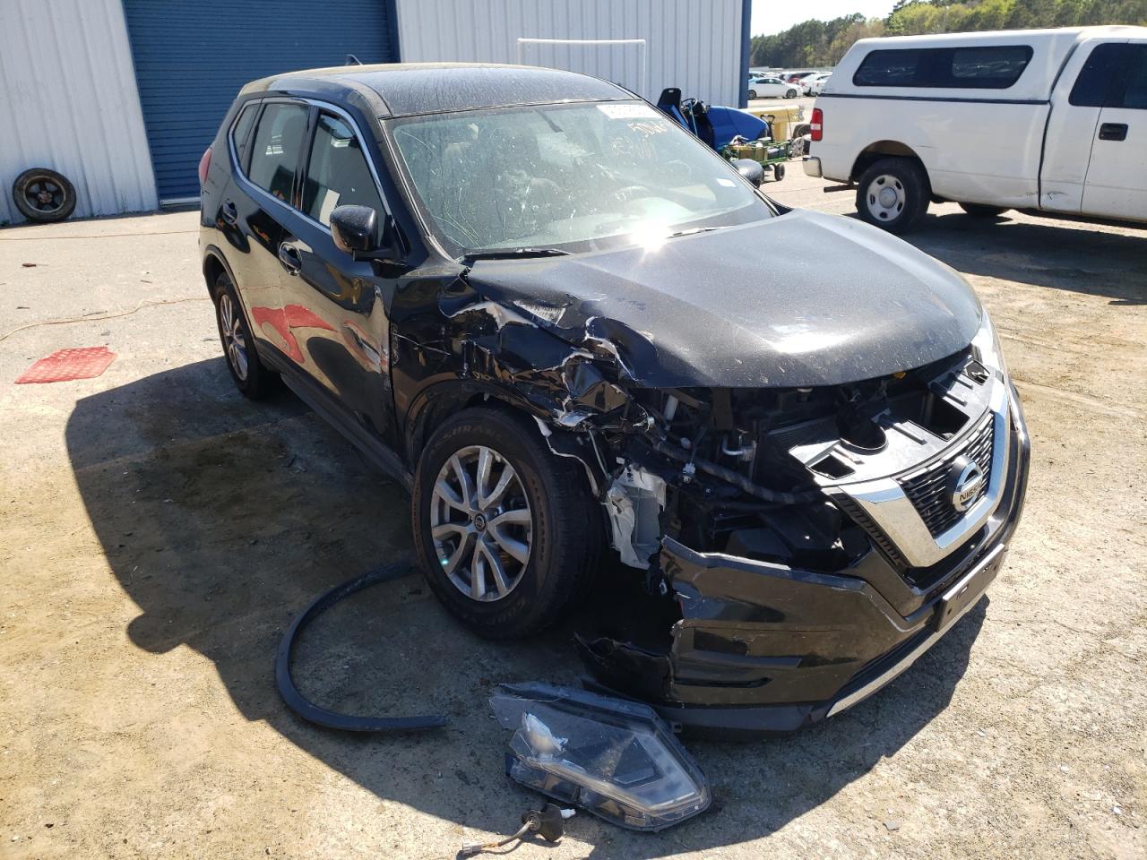 Photo 1 from auction – 2017 NISSAN ROGUE S with VIN KNMAT2MV0HP506654