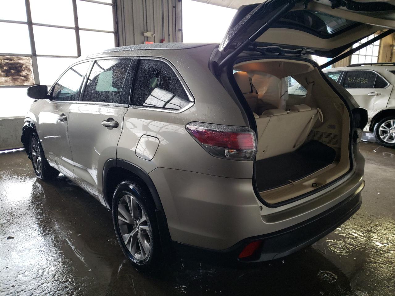 Photo 3 from auction – 2015 TOYOTA HIGHLANDER with VIN 5TDJKRFH5FS189590