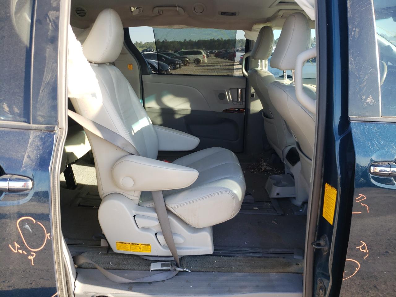 Photo 6 from auction – 2011 TOYOTA SIENNA XLE with VIN 5TDYK3DC2BS074619