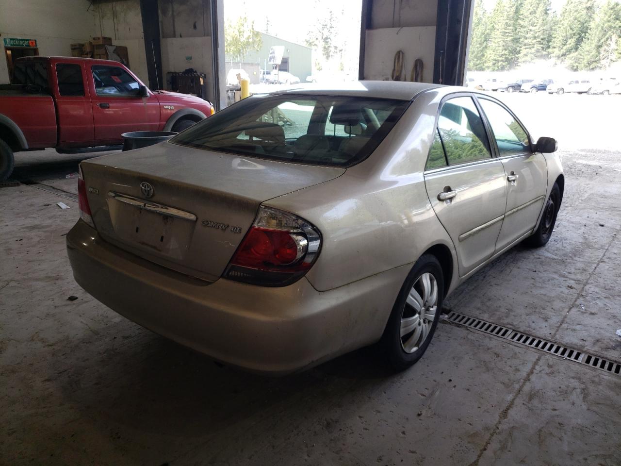 Photo 4 from auction – 2005 TOYOTA CAMRY LE with VIN 4T1BE32K05U061256
