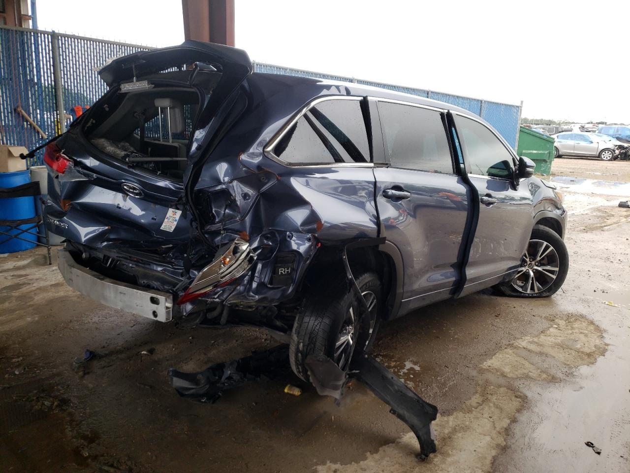 Photo 4 from auction – 2017 TOYOTA HIGHLANDER with VIN 5TDZZRFH5HS201710