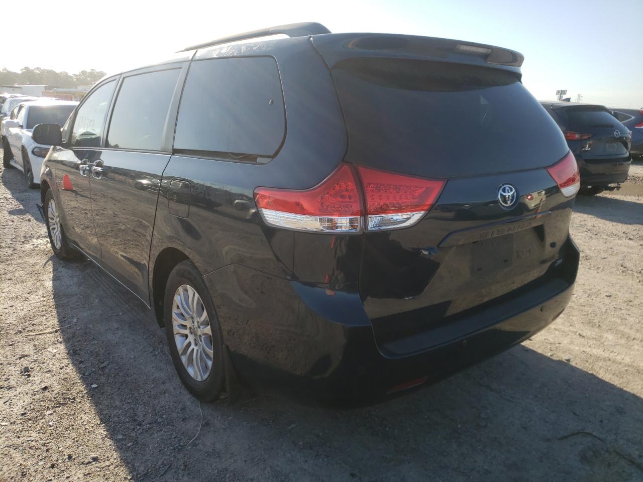 Photo 3 from auction – 2011 TOYOTA SIENNA XLE with VIN 5TDYK3DC2BS074619