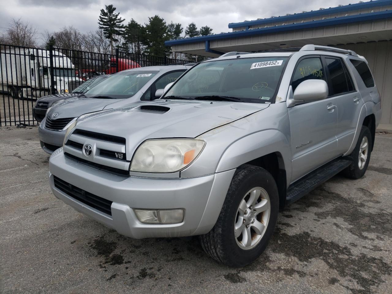 Photo 2 from auction – 2005 TOYOTA 4RUNNER SR with VIN JTEBT14R050050429