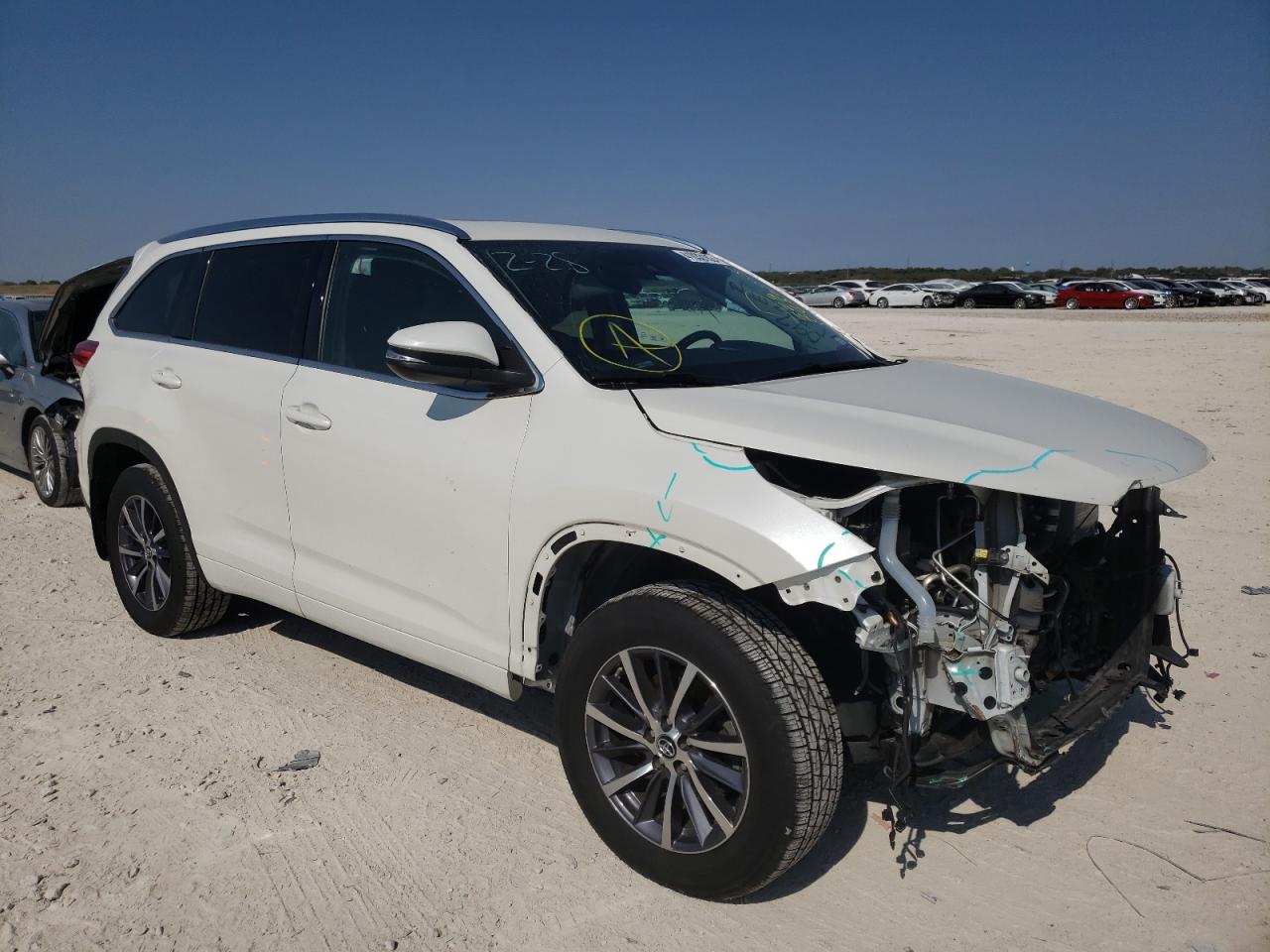 TOYOTA HIGHLANDER 2018 with VIN 5TDJZRFH3JS526097 - Photo from auction