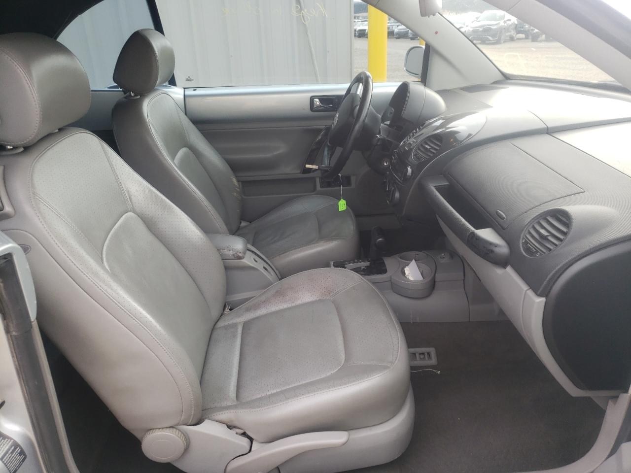 Photo 5 from auction – 2004 VOLKSWAGEN NEW BEETLE with VIN 3VWCD21Y04M304852