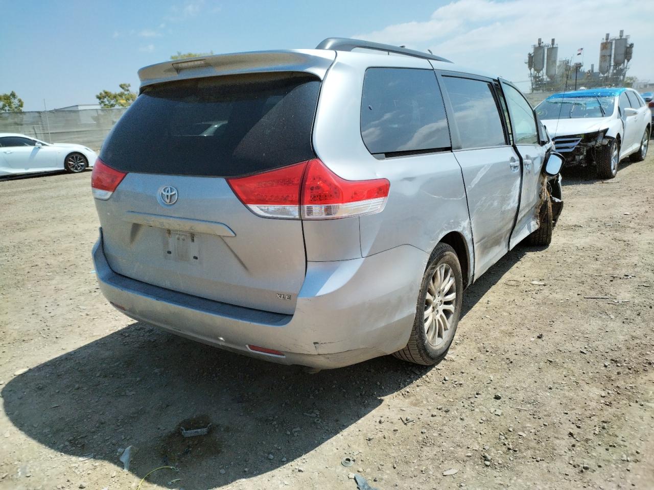Photo 4 from auction – 2012 TOYOTA SIENNA XLE with VIN 5TDYK3DC2CS267581