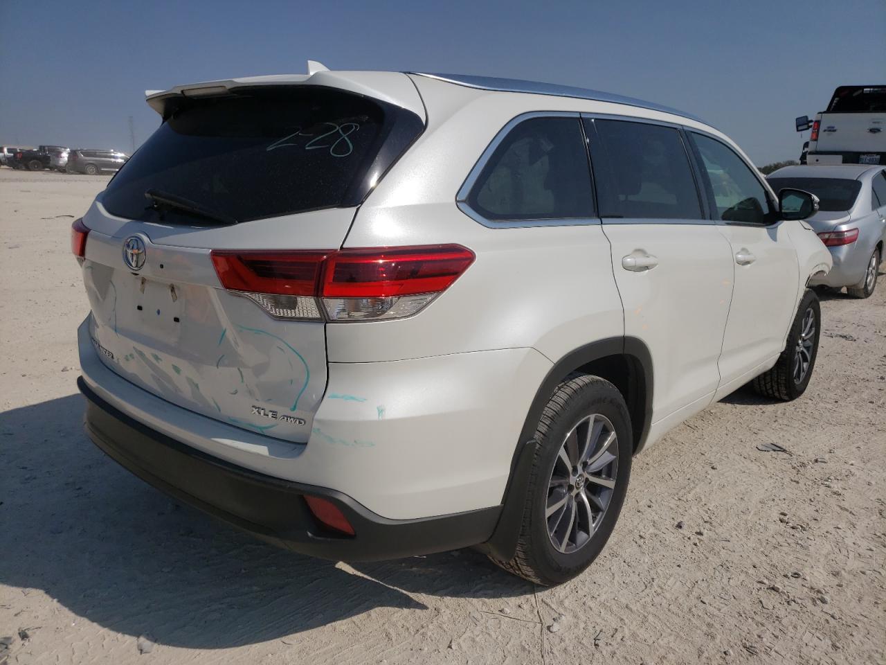 Photo 4 from auction – 2018 TOYOTA HIGHLANDER with VIN 5TDJZRFH3JS526097