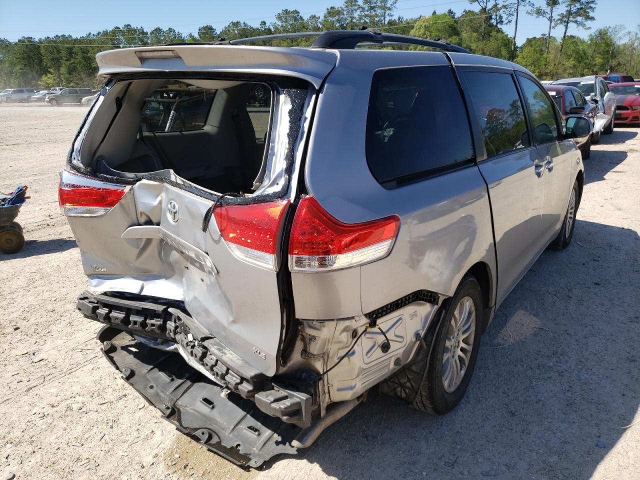 Photo 4 from auction – 2011 TOYOTA SIENNA XLE with VIN 5TDYK3DC8BS099542