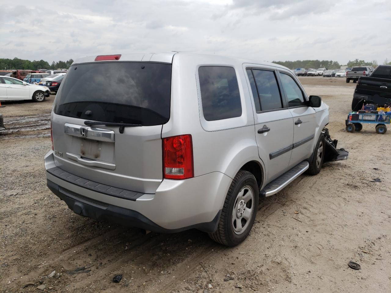 Foto 4 de la subasta – 2015 HONDA PILOT LX con VIN 5FNYF3H26FB010048
