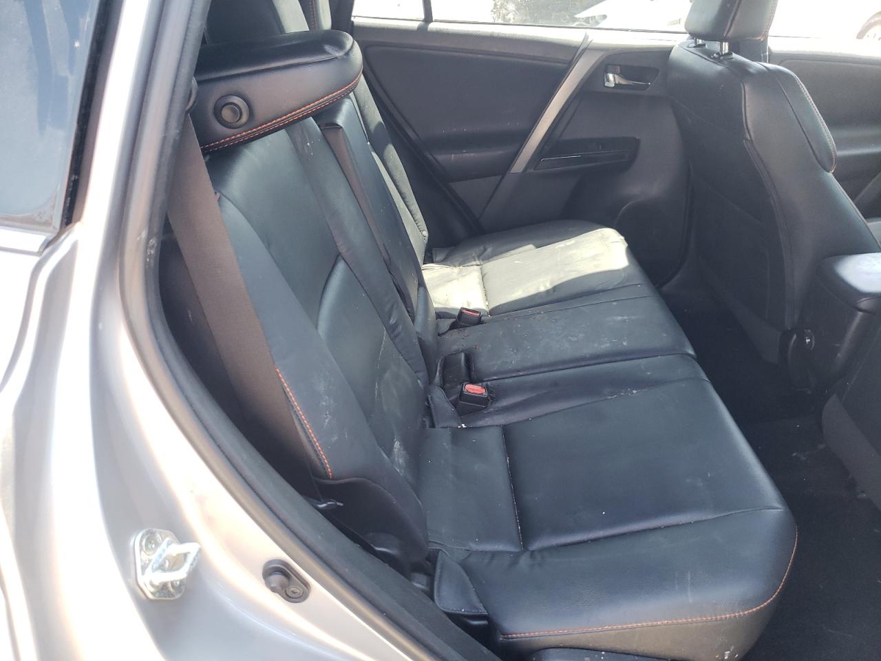 Photo 6 from auction – 2017 TOYOTA RAV4 SE with VIN 2T3NFREV8HW387157