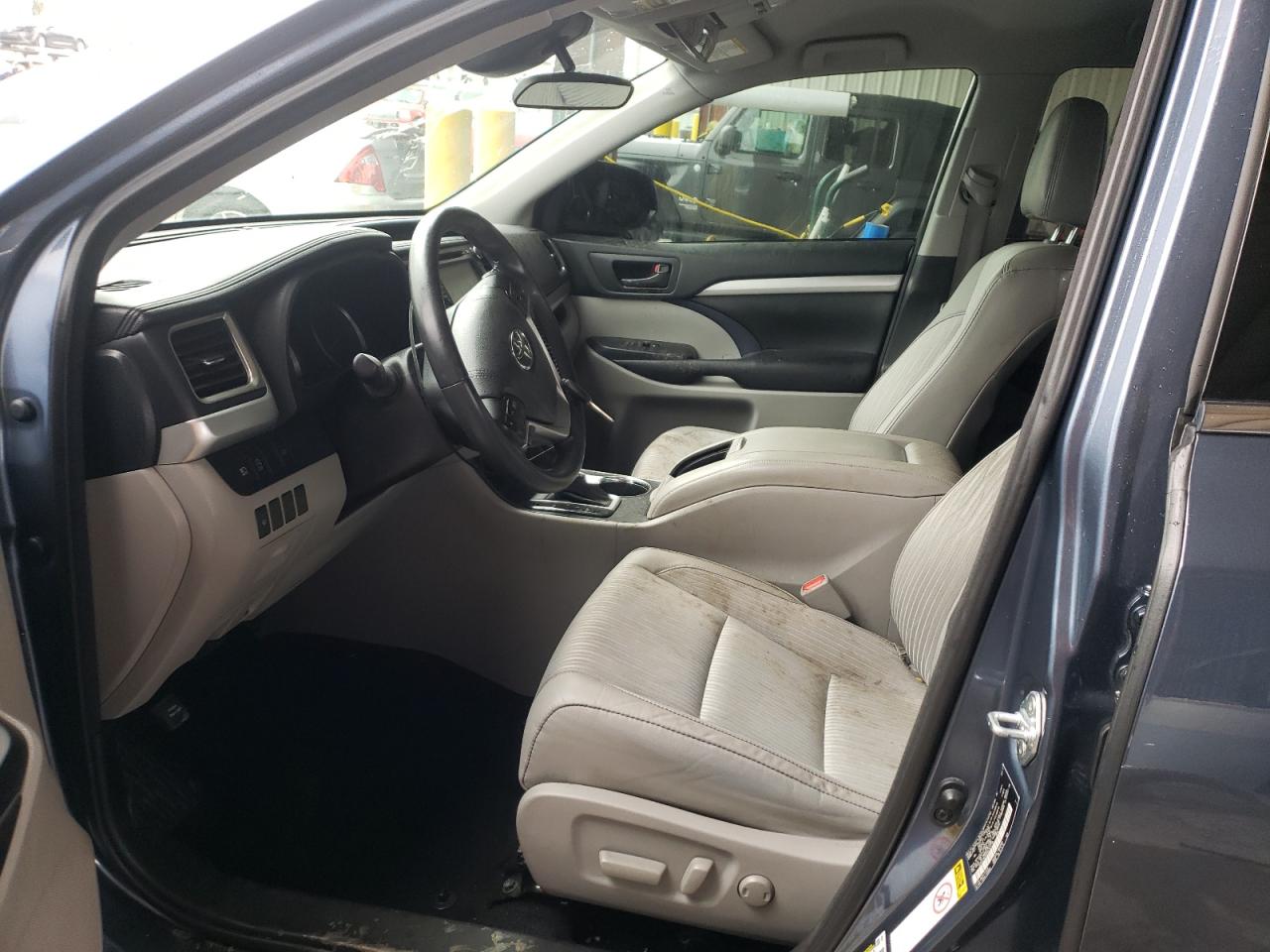 Photo 5 from auction – 2017 TOYOTA HIGHLANDER with VIN 5TDZZRFH5HS201710