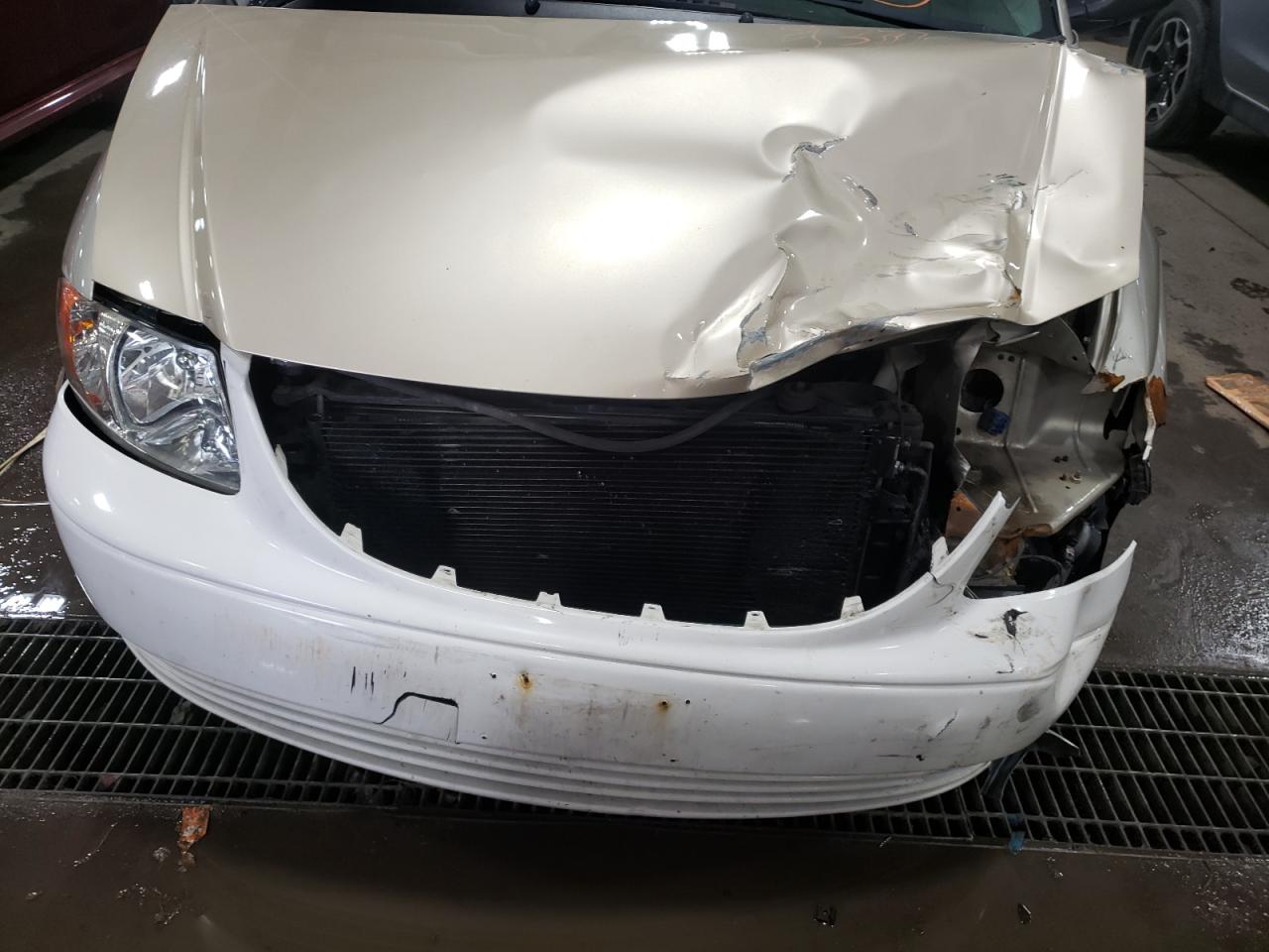 Photo 9 from auction – 2005 CHRYSLER TOWN & COU with VIN 2C4GP54L05R370342