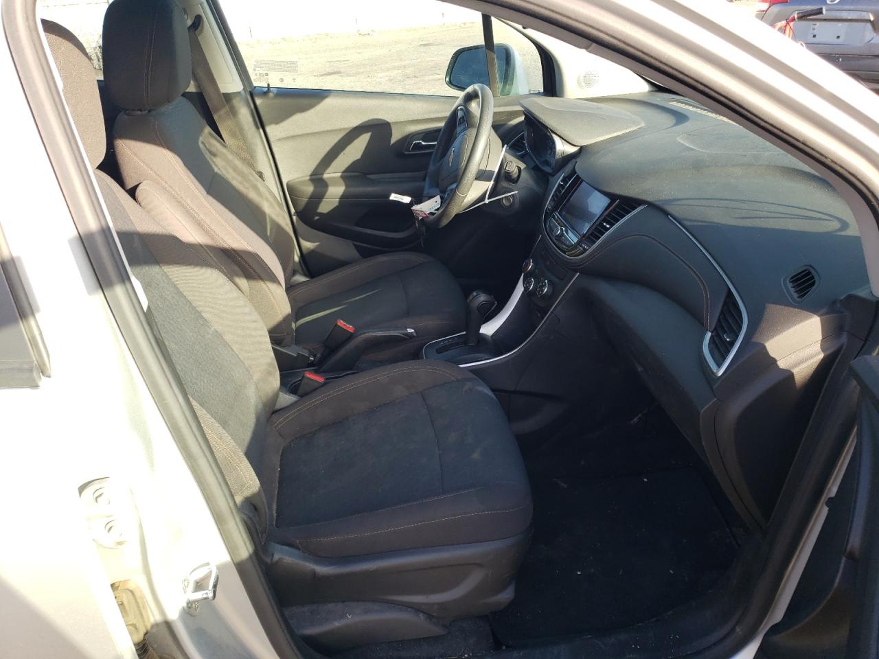 Photo 5 from auction – 2020 CHEVROLET TRAX LS with VIN KL7CJKSB7LB031790