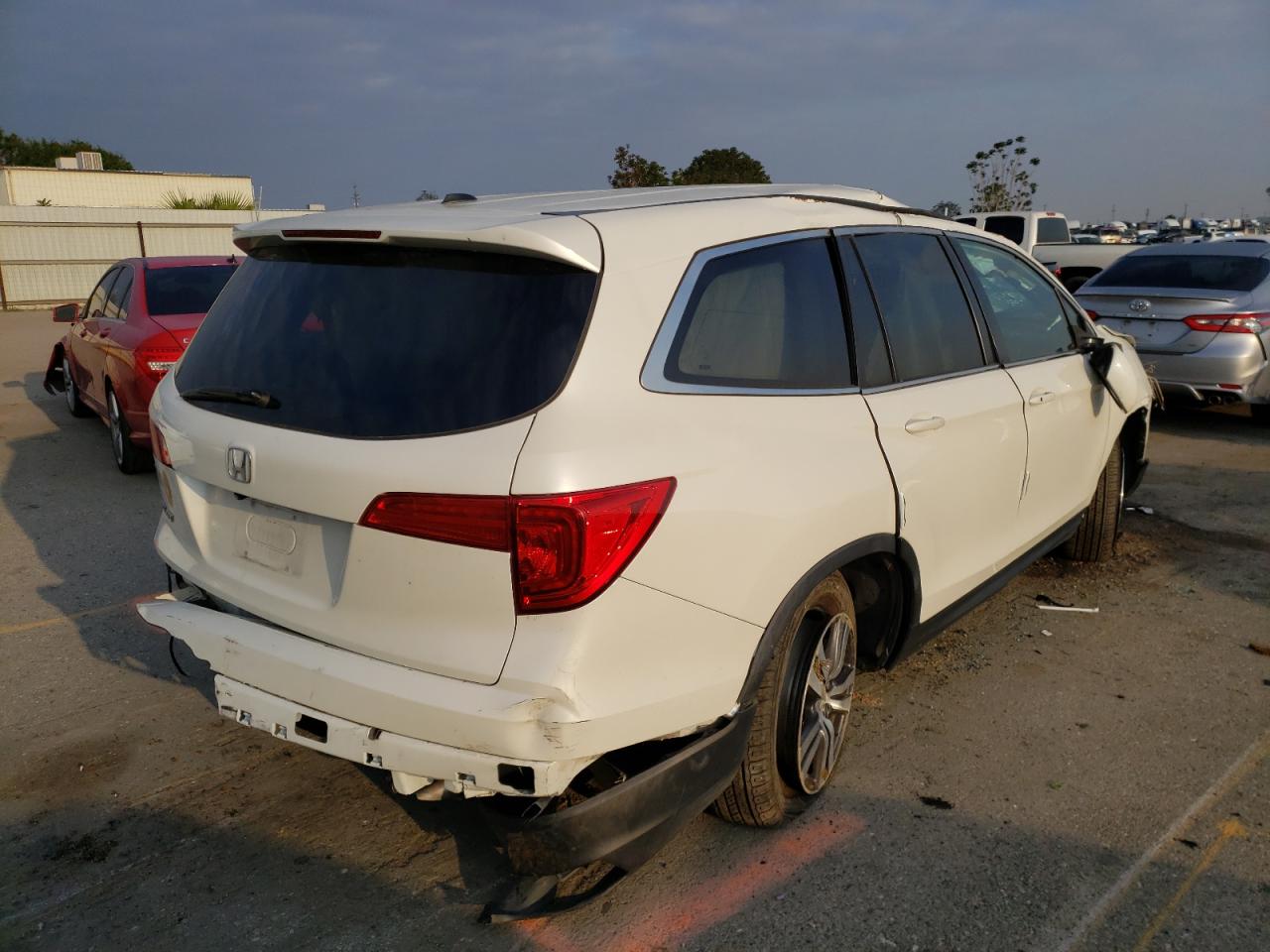 Photo 4 from auction – 2016 HONDA PILOT EXL with VIN 5FNYF5H53GB030944