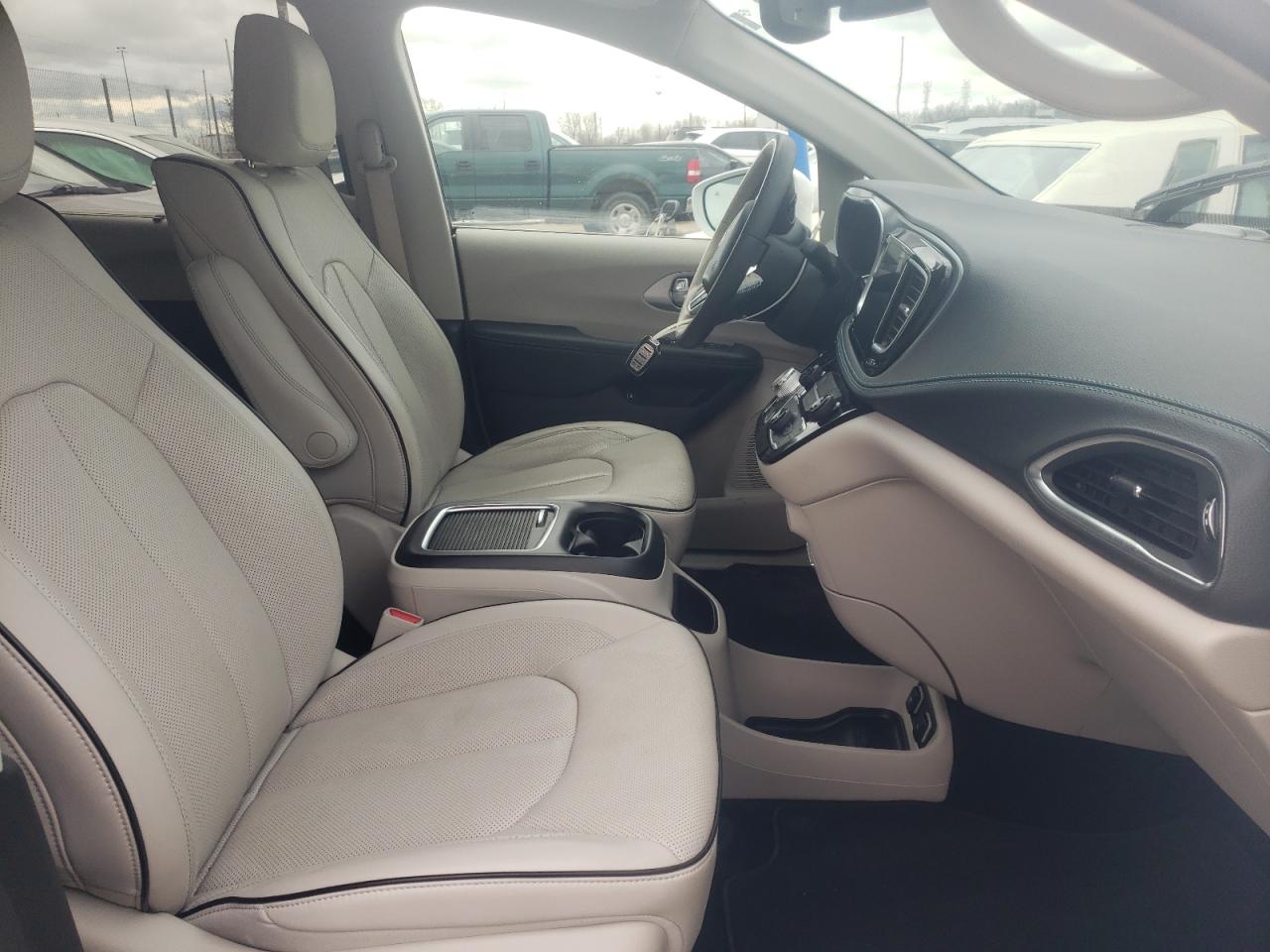 Photo 5 from auction – 2020 CHRYSLER PACIFICA H with VIN 2C4RC1N79LR243729