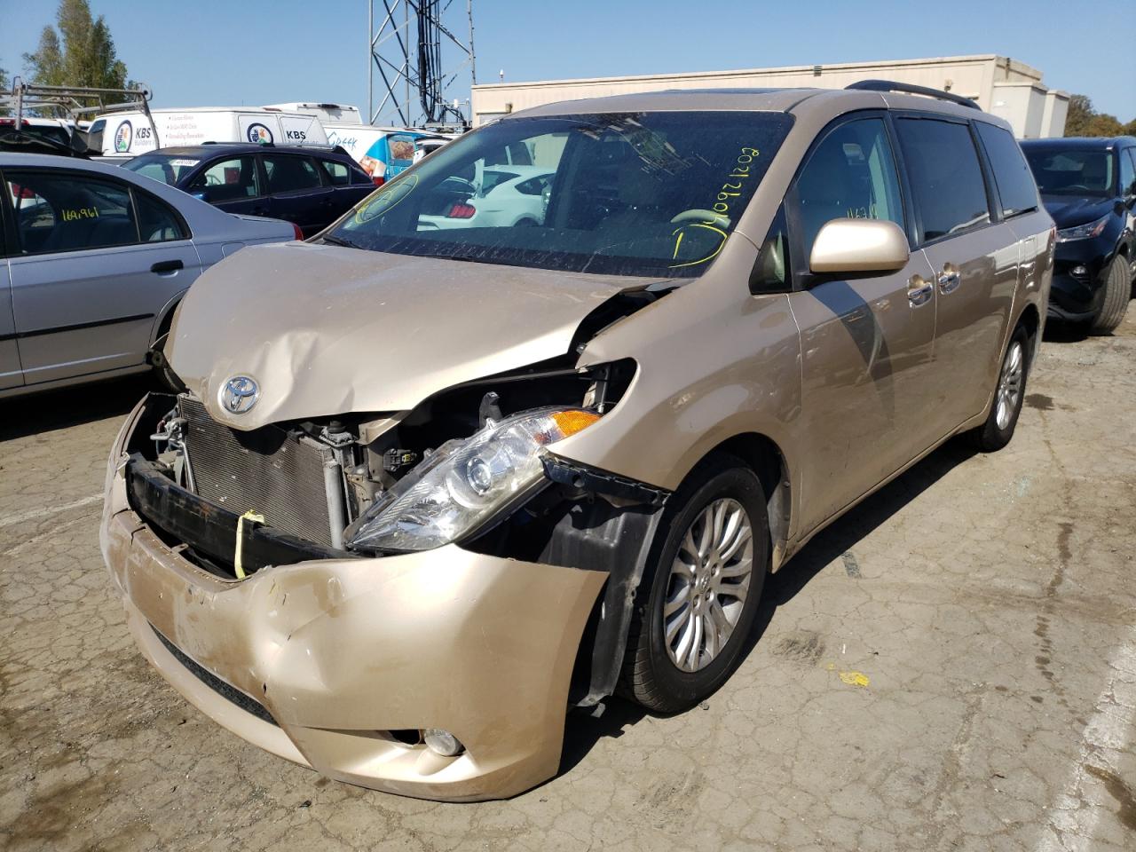 Photo 2 from auction – 2011 TOYOTA SIENNA XLE with VIN 5TDYK3DC5BS078048