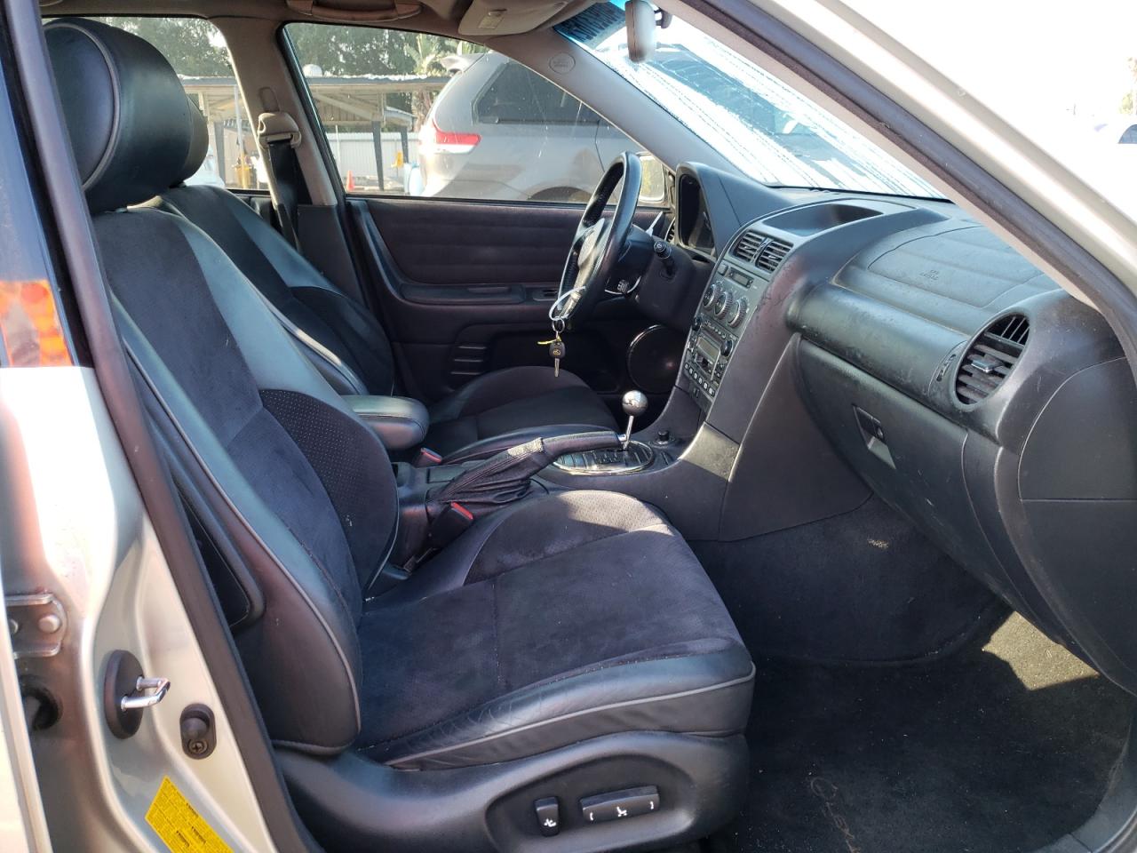 Photo 5 from auction – 2002 LEXUS IS 300 with VIN JTHBD192220058717